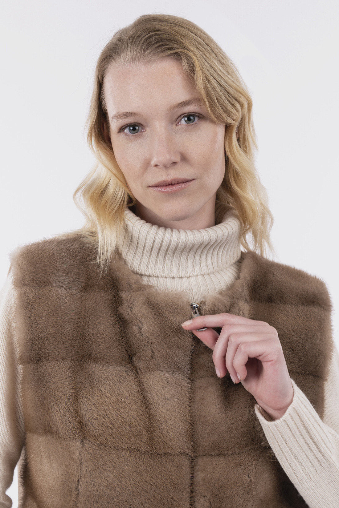 Gilet corto con zip e Visone - immagine 2