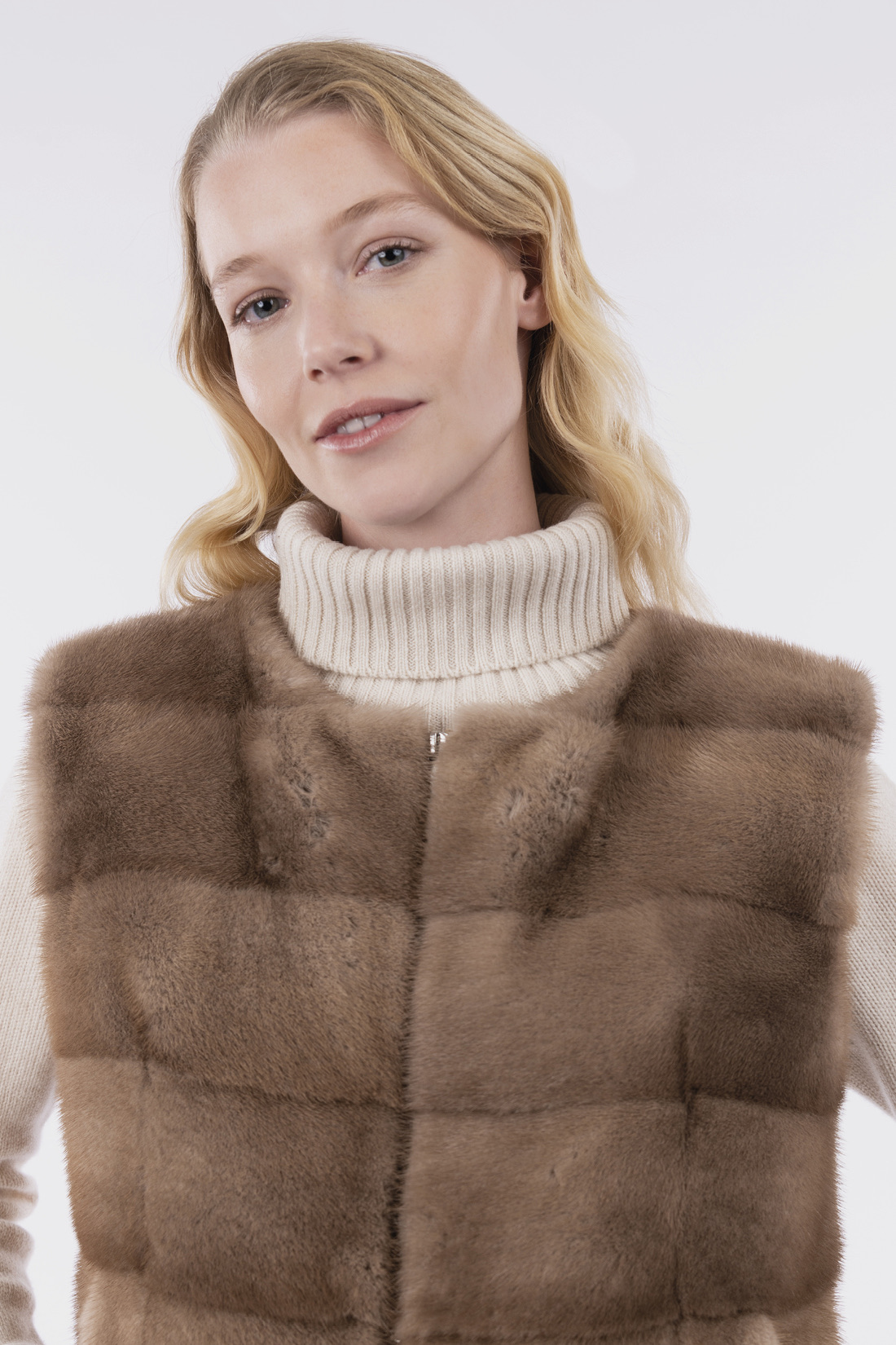 Gilet corto con zip e Visone - immagine 3